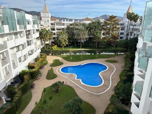 Precioso duplex con vistas a la piscina AV-86