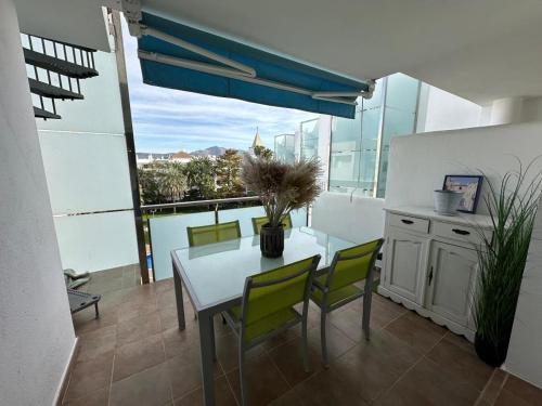 Precioso duplex con vistas a la piscina AV-86