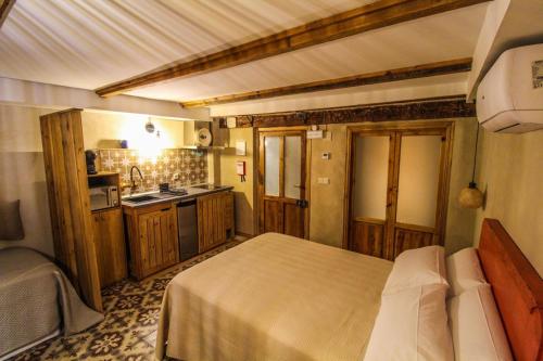 una piccola camera da letto con un letto e una cucina di Alfonso VIII 20 a Cuenca