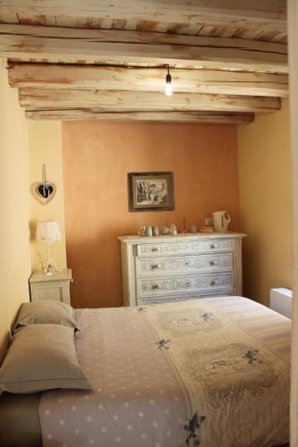 Ένα ή περισσότερα κρεβάτια σε δωμάτιο στο Il noce e la strega