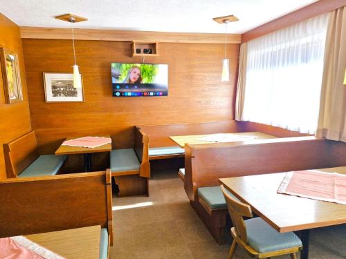 Μια τηλεόραση ή/και κέντρο ψυχαγωγίας στο Holiday Home Waldhof by Interhome