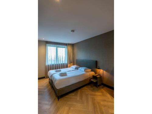 une chambre avec un lit et une grande fenêtre dans l'établissement Modern villa in De Cocksdorp near the beach, à De Cocksdorp