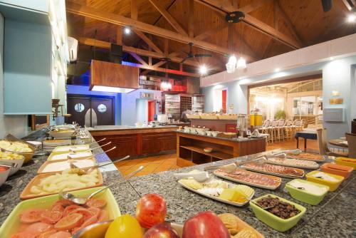 Una línea de buffet con muchos tipos diferentes de comida. en The Portswood Hotel, en Ciudad del Cabo