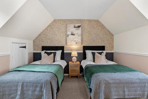 - 2 lits dans une petite chambre avec 2 lits dans l'établissement Boutique central Winchester Abode, à Winchester