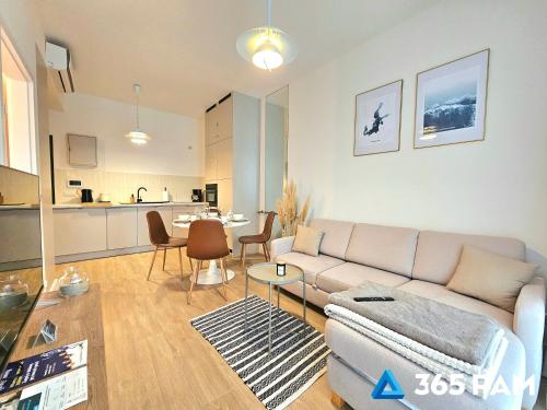 a living room with a couch and a kitchen at 365PAM - Apartament Dobra Aura w Summer Lofts in Ustronie Morskie