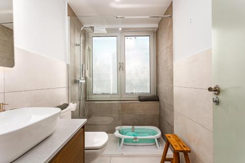 une salle de bain avec un lavabo, des toilettes et une baignoire dans l'établissement Beachside apartment, à Sant Adrià de Besòs