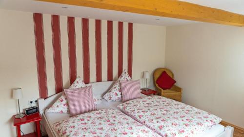 a bedroom with a bed with pink and white pillows at Romantik Ferienhaus 1854 in Elpe