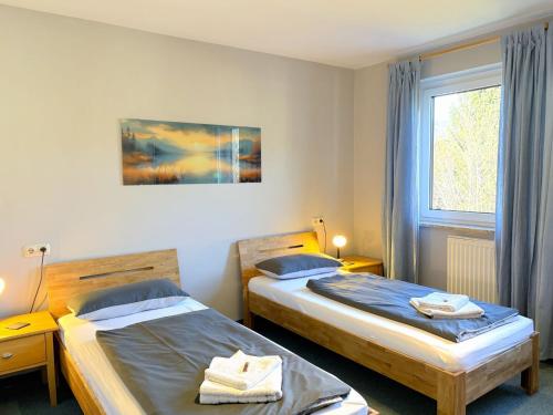 Ένα ή περισσότερα κρεβάτια σε δωμάτιο στο Apartment Haus Kitzsteinhorn by Interhome