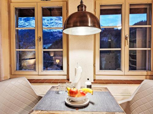 een eettafel met een fruitschaal erop bij Apartment Chalet Auf dem Vogelstein-1 by Interhome in Grindelwald