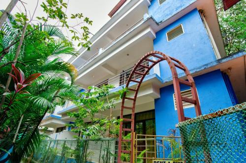 un edificio azul con una escalera delante en Hotel Sky Blue Baga Goa, en Baga