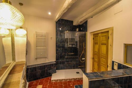 un bagno con doccia e porta a vetri di Alfonso VIII 20 a Cuenca
