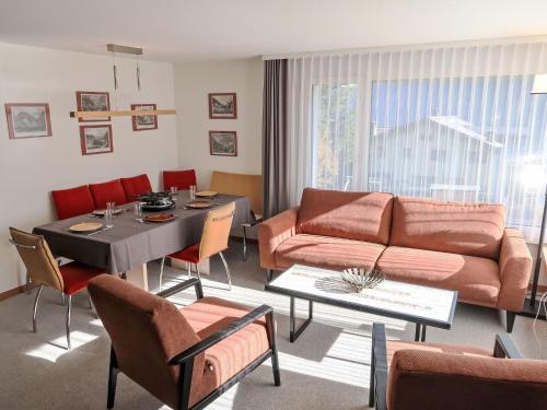 una sala de estar con un sofá y una mesa en Holiday Home Peisel by Interhome, en Disentis