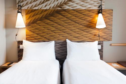 Una cama o camas en una habitación de ibis De Haan