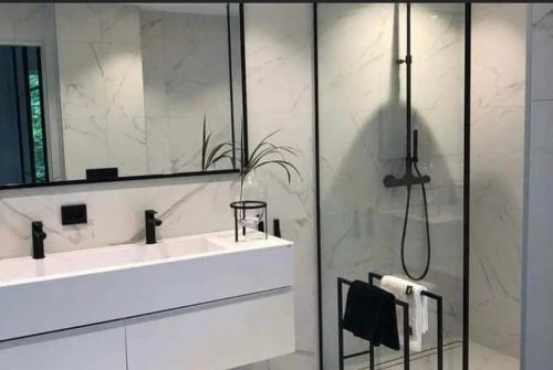 Koupelna v ubytování Hanza Tower DELUXE STUDIO 19 with POOL & SPA