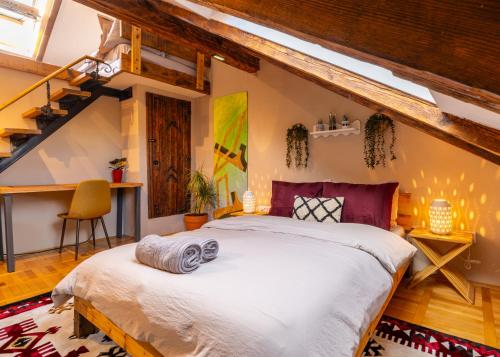 Postel nebo postele na pokoji v ubytování The Cozy Main Square Rooftop