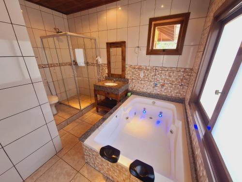 Ένα μπάνιο στο Hilltop Chalés Gramado