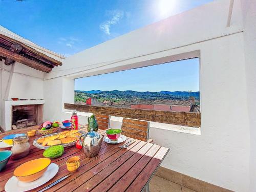 einen Tisch mit Essen auf dem Balkon in der Unterkunft Holiday Home La Cadièrienne by Interhome in La Cadière-dʼAzur