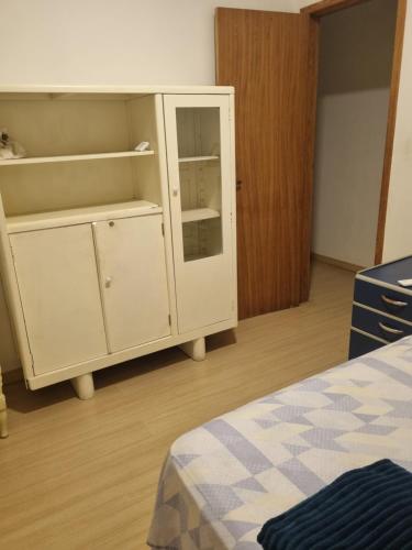 Ένα ή περισσότερα κρεβάτια σε δωμάτιο στο Quarto duplo em Bacaxa