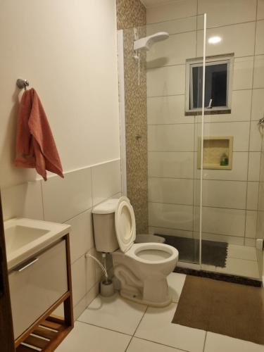 Ένα μπάνιο στο Quarto duplo em Bacaxa