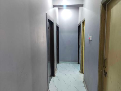 Un pasillo vacío con una luz en el techo. en SPOT ON Hotel Eva Inn, en Khagaul