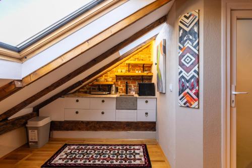 Kuchyň nebo kuchyňský kout v ubytování The Cozy Main Square Rooftop