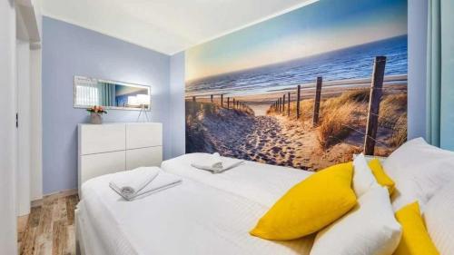 Ένα ή περισσότερα κρεβάτια σε δωμάτιο στο Seaside Apartment with a Swimming Pool and Sauna Close to the Beach in Kołobrzeg by Noclegi Renters