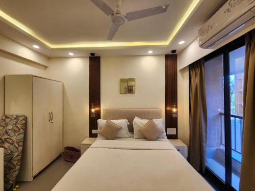 Postel nebo postele na pokoji v ubytování Spacious Modern 1BHK Apartment - Pool, Full Kitchen & Balcony Near Candolim Beach