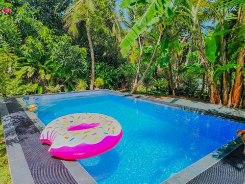 Piscina de la sau aproape de White Villa Goyambokka