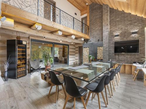 Benešov nad ČernouChalet Srub Kuří by Interhome的配有玻璃桌椅的餐厅