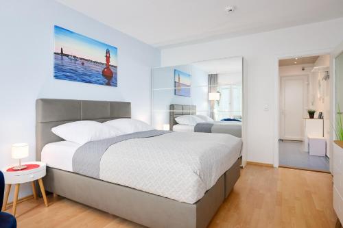 a bedroom with a large bed in a room at Strandbude in Laboe