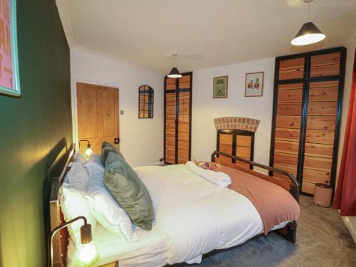 een slaapkamer met een bed en een open haard bij 1 Nottingham Road in Southwell