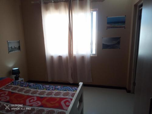 Un dormitorio con una cama y una ventana en Apart-Hotel Ca Elsa, en Sal Rei