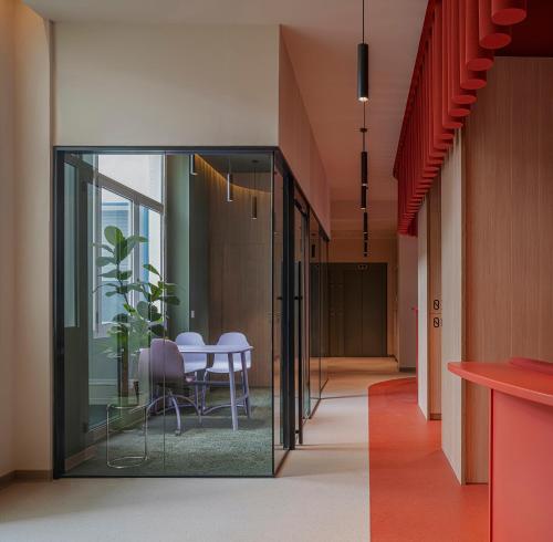 a dining room with glass doors and a table with chairs at Colegio Mayor Resa La Concepción in Valencia