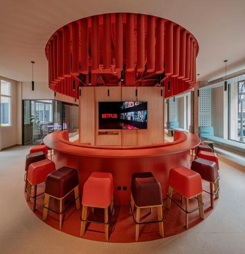 a waiting room with red chairs and a tv at Residencia Universitaria Resa La Concepción in Valencia