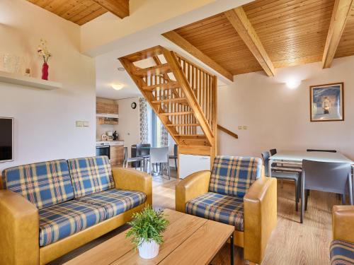 ein Wohnzimmer mit zwei Sofas und einem Tisch in der Unterkunft Holiday Home Holiday Hill 58 by Interhome in Lauterwasser
