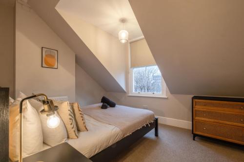En eller flere senge i et værelse på The Dale - Large 4BR House