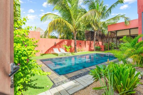 Der Swimmingpool an oder in der Nähe von Residence Laurada - Tropical Villas with Private Pool