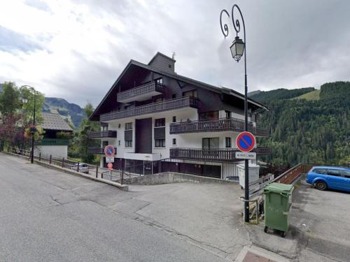 Grand appartement proche centre avec balcon et parking couvert