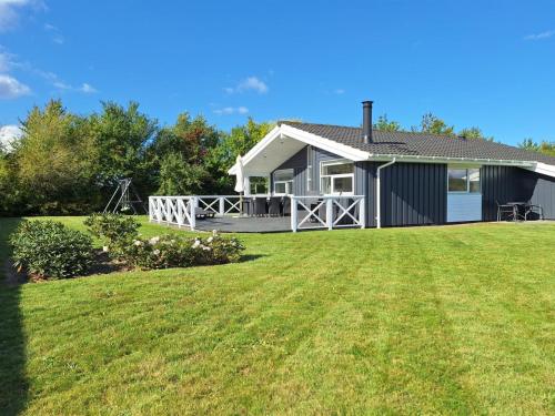 ein Haus mit einer großen Wiese davor in der Unterkunft Holiday Home Gustava - 700m from the sea by Interhome in Neder Lysabild