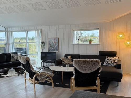 ein Wohnzimmer mit Sofa und Tisch in der Unterkunft Holiday Home Mauri - 350m from the sea by Interhome in Torsted