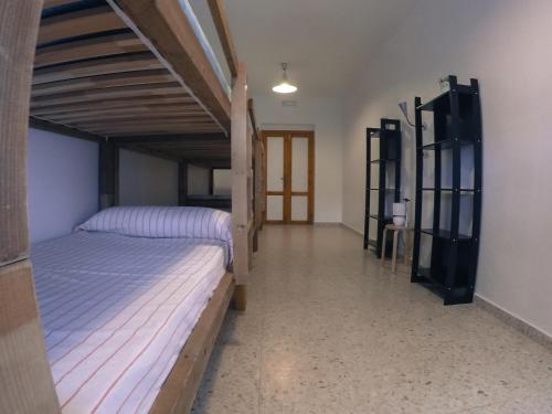 1 dormitorio con 2 literas y pasillo en CENTRO DE OCIO ALÚA Casa Rural Iznájar Lago de Andalucía, en Iznájar
