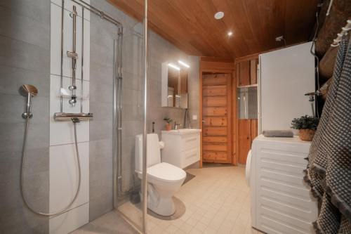 Koupelna v ubytování Villa Talvikolo - Spacious 2BR Cabin in Ruka with Private Sauna