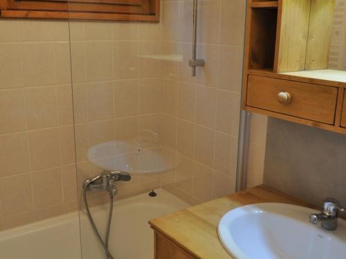 Et badeværelse på Appartement cosy avec belle vue sur les pistes, proche des remontées à Châtel, animaux acceptés - FR-1-693-77