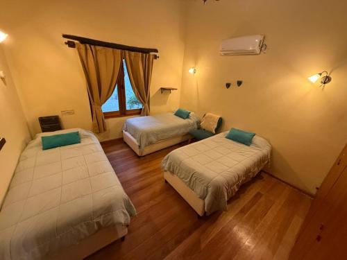 une chambre avec deux lits et une fenêtre dans l'établissement La Morada, imperdible Casa de Campo en La Matilde, à San Javier