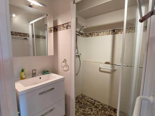 ein weißes Badezimmer mit Waschbecken und Dusche in der Unterkunft Appartement cosy à Méaudre - 2 chambres, 5 pers, parking, lave-linge - FR-1-737-39 in Méaudre