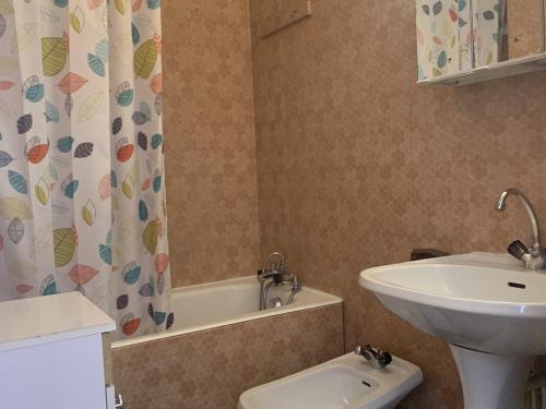 une salle de bain avec un lavabo, des toilettes et une baignoire dans l'établissement Appartement avec balcon exposé sud, 40 m², proche centre et pistes - Autrans, 6 pers. - FR-1-737-47, à Autrans