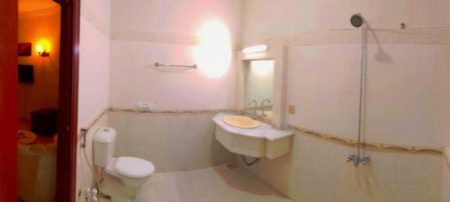 Salle de bains dans l'établissement Seaview Luxury Hotel