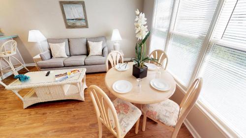 Posezení v ubytování Club Villas Unit 19C - Lower Level