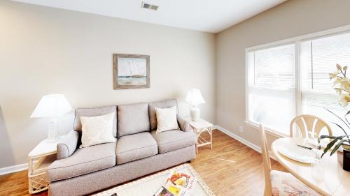 Posezení v ubytování Club Villas Unit 19C - Lower Level