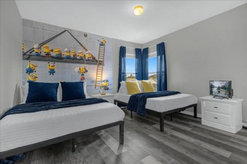 um quarto com 2 camas com almofadas azuis e amarelas em 5 Bedrooms 35 Bathrooms Windsor Palms 8017 Kp em Orlando